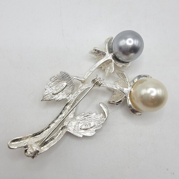 Vintage Avon MN Faux Pearl‎ And Crystal Silver Toned Flower Brooch - Picture 2 of 6